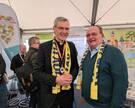 Bischof Dr. Heiner Wilmer SCJ und Diözesanratsvorsitzender Dr. Christian Heimann treffen sich am Bistumsstand auf dem Katholikentag 2026. 